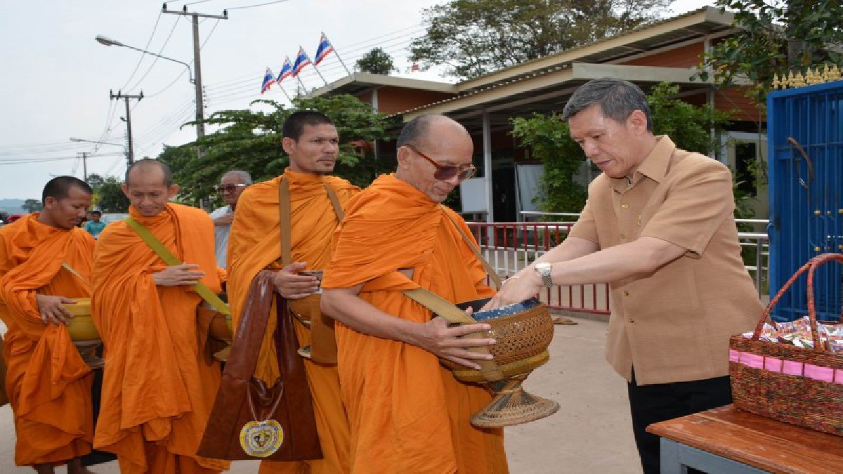 ทหารไทย-เขมรนำประชาชนตักบาตรพระสงฆ์ 2 แผ่นดิน เพื่อเสริมสร้างสัมพันธไมตรีไทย-กัมพูชา ด้าน จ.ศรีสะเกษ (ชมคลิป)