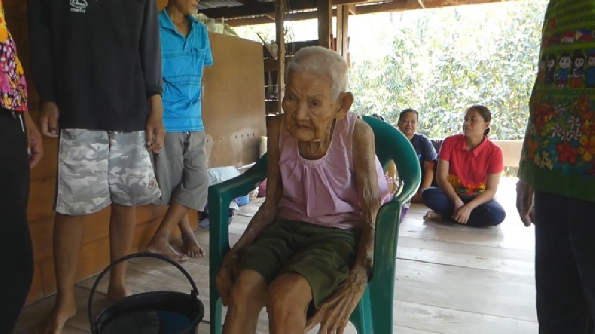 ร่มโพธิ์ร่มไทรของลูกหลาน !!! เปิดภาพบรรยากาศสุดอบอุ่น "ยายฝอย" วัย 112 ปี ยิ้มร่าตอนรับ ลูกหลานกลับมารดน้ำดำขอพร (คลิป)