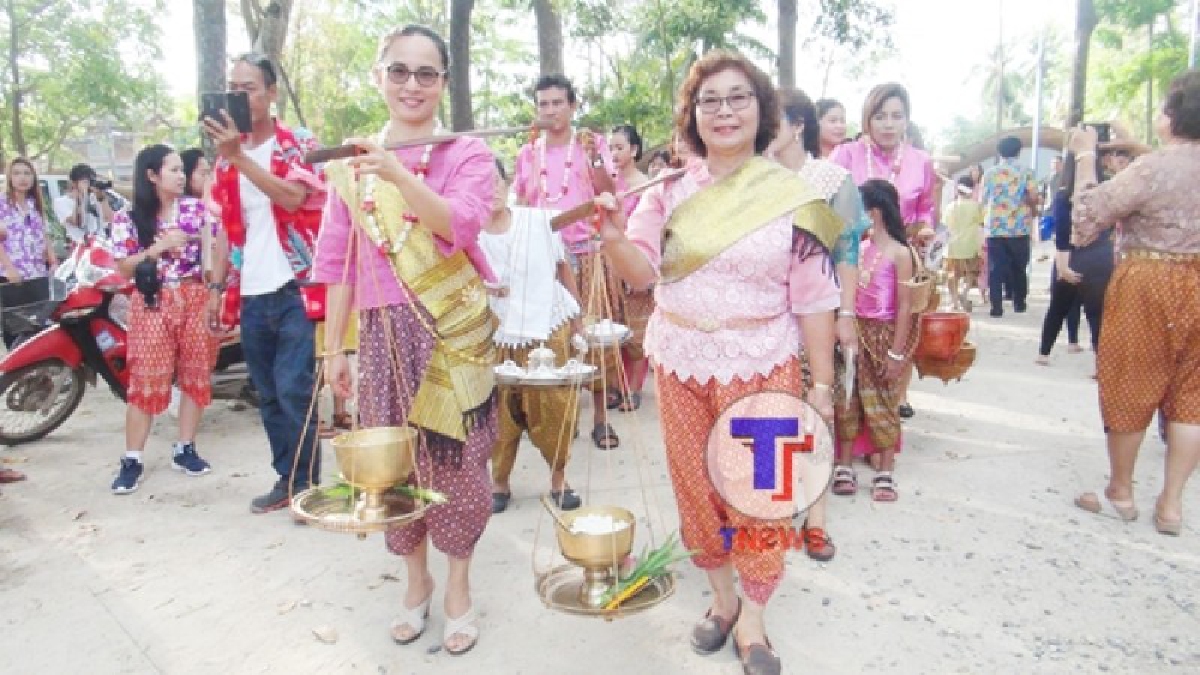 วันไหล ที่ชุมชนบ้านแลงระยอง ย้อนยุค แต่งชุดไทย หาบสาแหรกเข้าวัด ทำบุญก่อเจดีย์ทราย สืบสานประเพณียาวนานกว่า 100 ปี