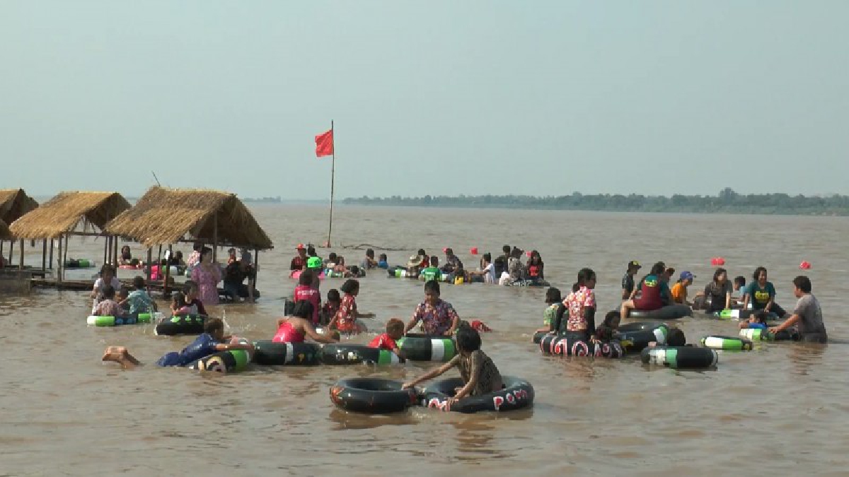 นครพนม ! สุดคึกคักสงกรานต์ที่หาดแห่ กลางน้ำโขง นทท.หนีร้อนเล่นน้ำ (มีคลิป)