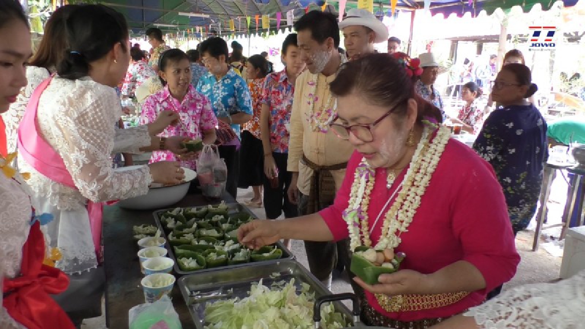 ชาวบ้านอำเภอพระทองคำโคราช  ร่วมรณรงค์ใช้วัสดุจากธรรมชาติ มาเป็นภาชนะใสหรือห่ออาหารเพื่อลดโลกร้อน  (ชมคลิป)
