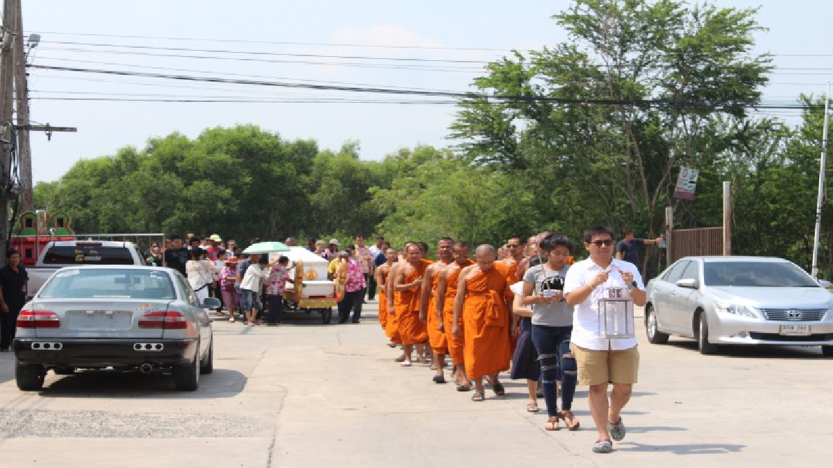 ปทุมธานีวัดสีชมพูเผากุมารทองจำนวน 20 ร่างคนแห่ทำบุญเพียบ