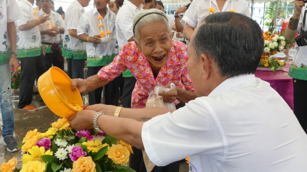 ปทุมธานี ทต.บ้านกลางมอบธนบัตรใหม่รัชกาลที่10แก่ผู้สูงอายุที่มางานรดน้ำดำหัว