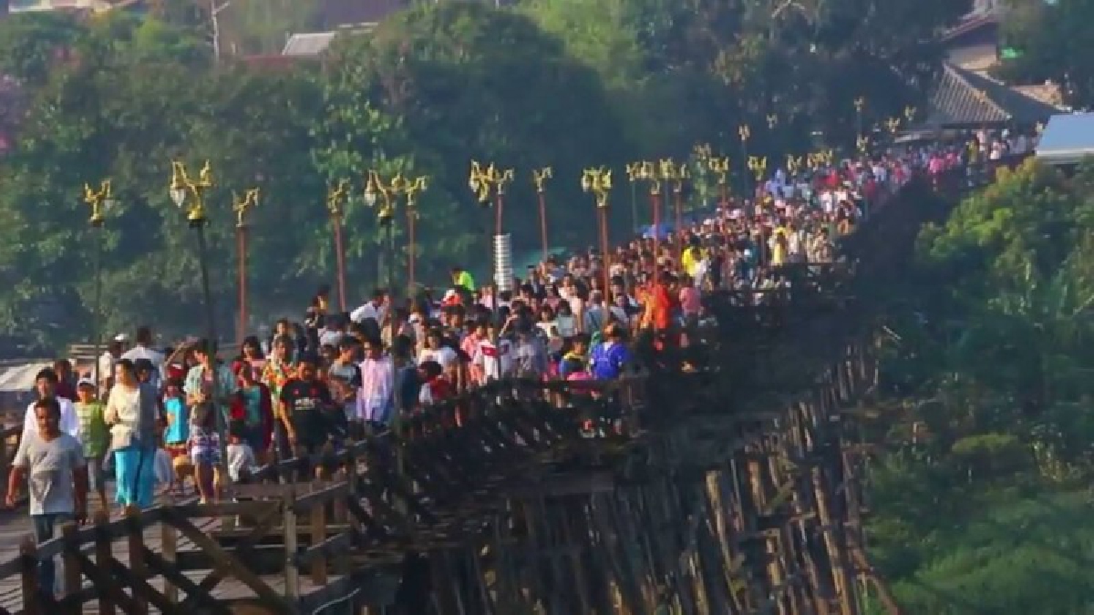 นทท. แห่เที่ยวสงกรานต์ สะพานมอญสังขละฯ เนืองแน่น