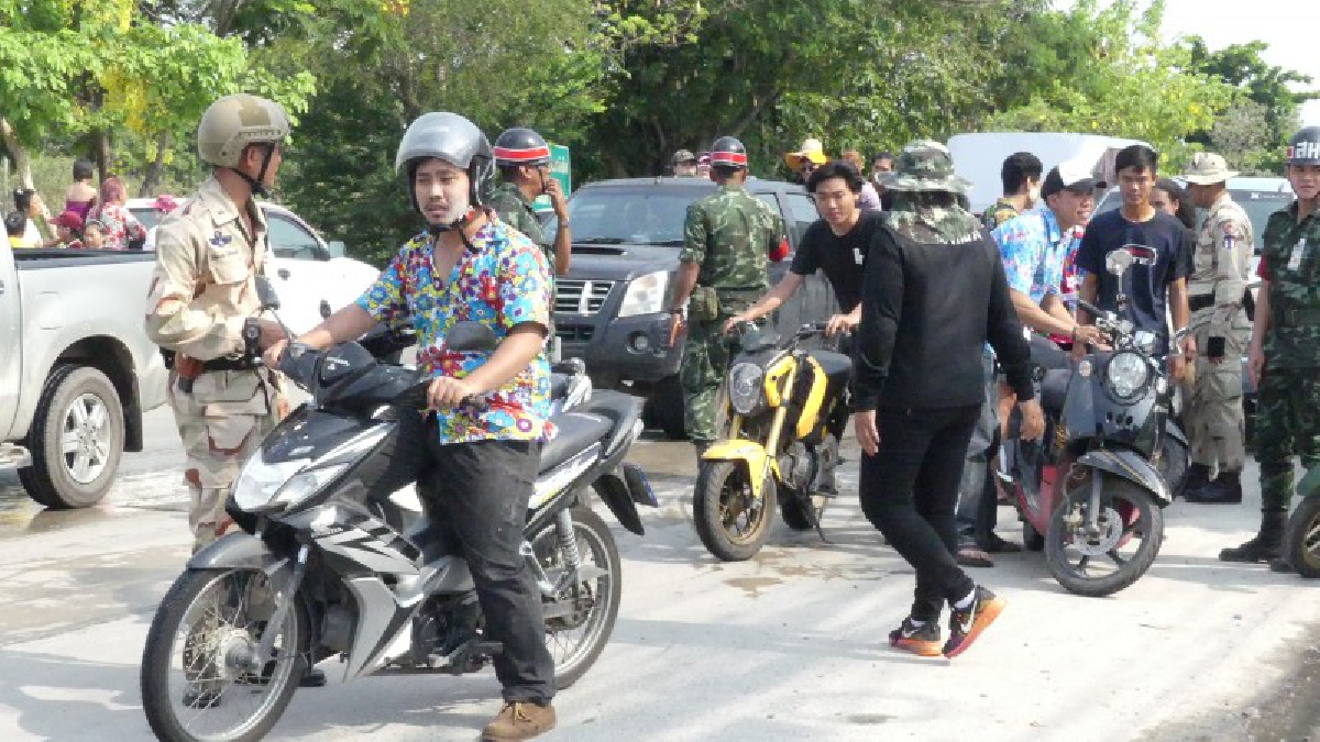 ปทุมธานี นอภ.คลองหลวงตั้งจุดคัดกรองวัยรุ่นป้องกันเหตุทะเลาะวิวาทเล่นสงกรานต์ถนนข้าวแกง