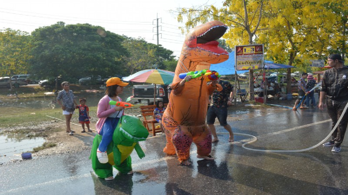 วัยรุ่นนับพันแห่เล่นสงกรานต์ถนนข้าวสุขวันสุดท้าย