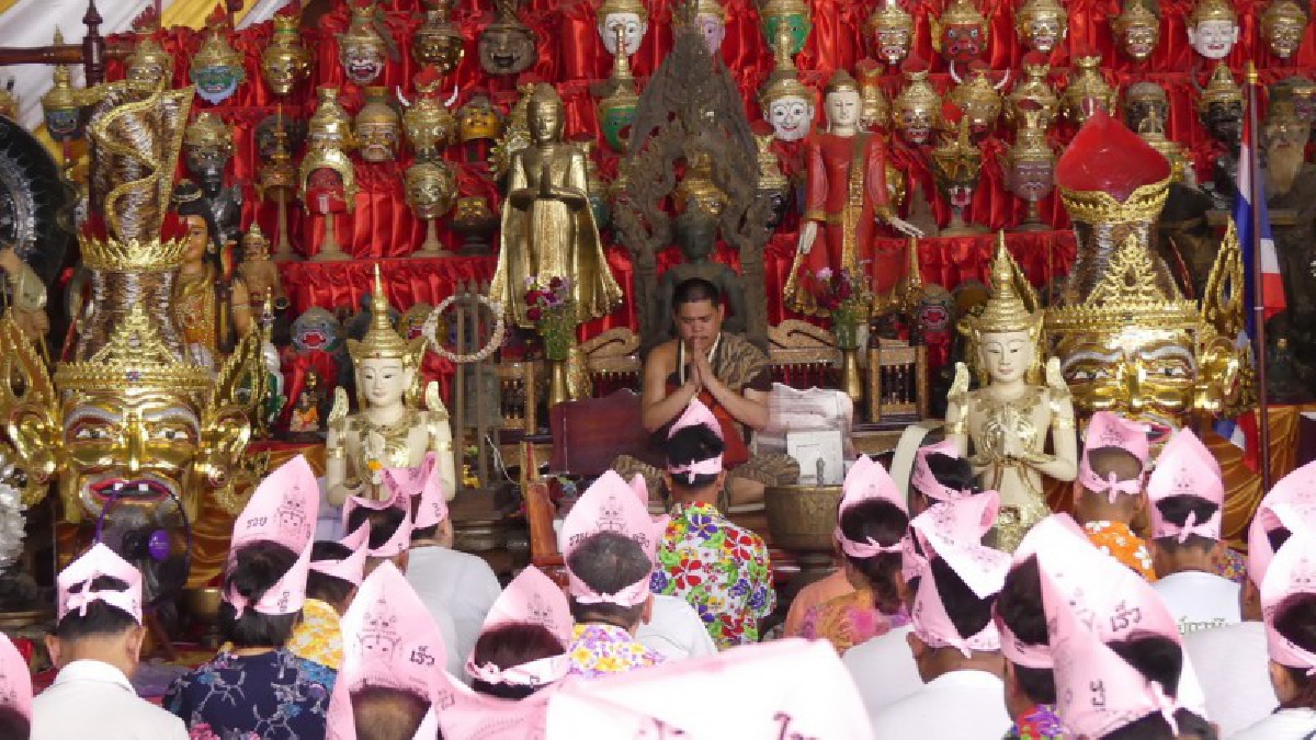 ปทุมธานี สานุศิษย์ฤๅษีเณรร่วมครอบเศียรพ่อแก่หลวงปู่หรุ่นเก้ายอดรับสงกรานต์วันสุดท้าย