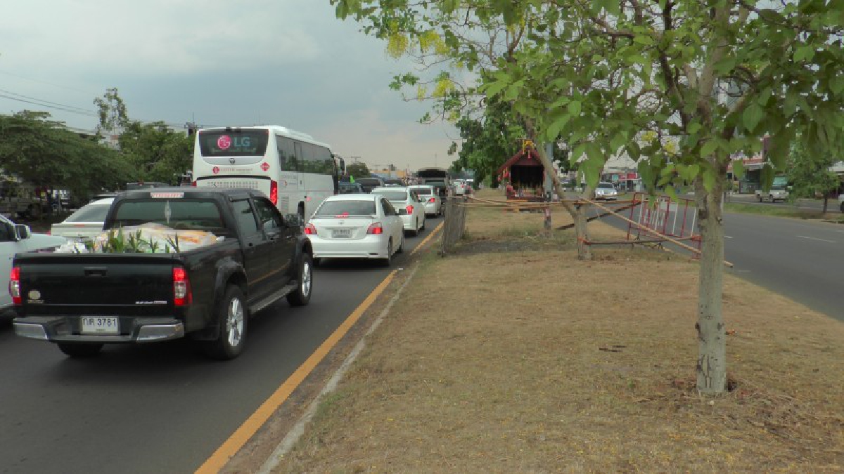 บุรีรัมย์ ! ประชาชนเริ่มเดินทางกลับ ถนนสายหลักรถติดยาวแล้ว (ชมคลิป)