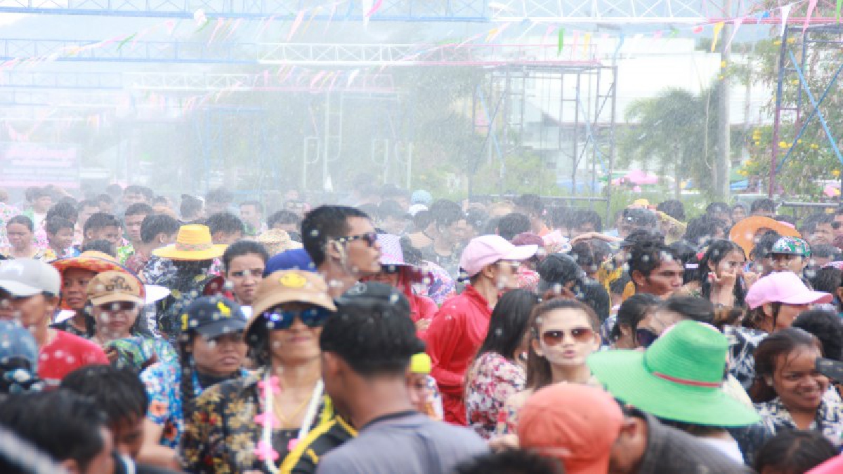 สงกรานต์ผ้าไทย วันไหลสอยดาว  ที่ถนนลำไย