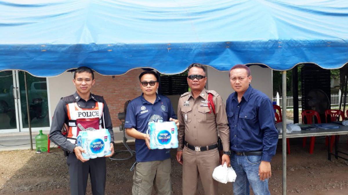 นักธุรกิจจังหวัดหนองคายร่วมช่วยด้วยใจ มอบน้ำดื่มและสิ่งของสนับสนุนเจ้าหน้าที่ประจำจุดตรวจ ในช่วงเทศกาลสงกรานต์ ประจำปี 2561