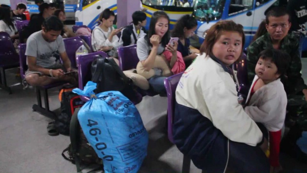 ศรีสะเกษ ! ประชาชนห่อปลาแดกแบกข้าวสาร เดินทางเข้าเมืองหลวงหลังหยุดยาวหลายวัน (มีคลิป)