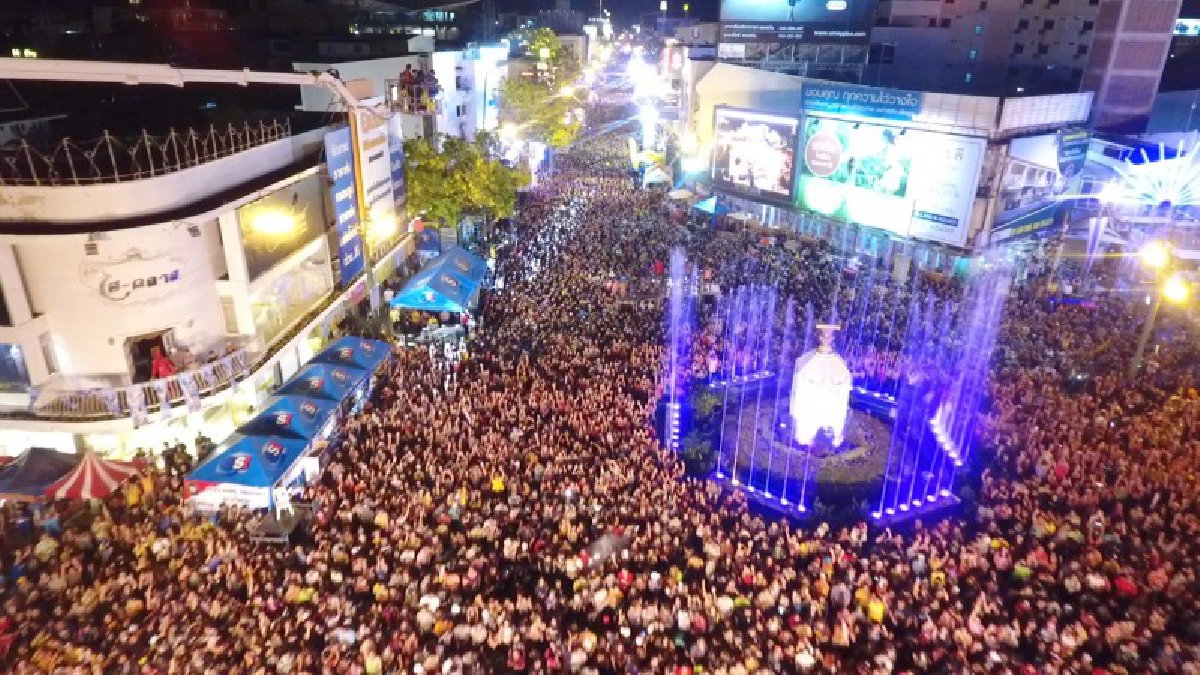 เตรียมบันทึกเป็นสถิติโลก !! สงกรานต์วันสุดท้ายนักท่องเที่ยวทะลุ 160,000 คน บนถนนข้าวเหนียว คลื่นมนุษย์ที่ไร้แอลกอฮอล์แห่งแรกของโลก  (ชมคลิป)
