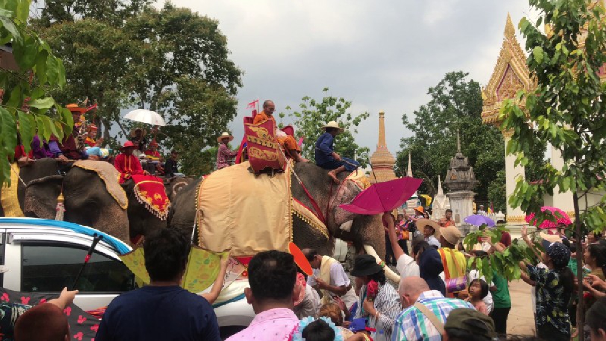 บุรีรัมย์ ! จัดประเพณีบวชเรียนบนหลังช้าง หวังสงบสติอารมณ์เยาวชนหลังสงกรานต์ และสืบสานอนุรักษ์ประเพณี (ชมคลิป)