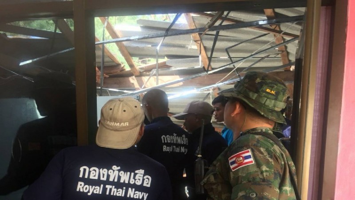 พิษจากพายุ ! พายุพัดต้นไม้ ล้มทับอาคารทูบีนัมเบอร์วัน ร.ร.บ้านเกาะอาดังเสียหายทั้งหลัง ทหาร อส.เร่งซ่อมแซม