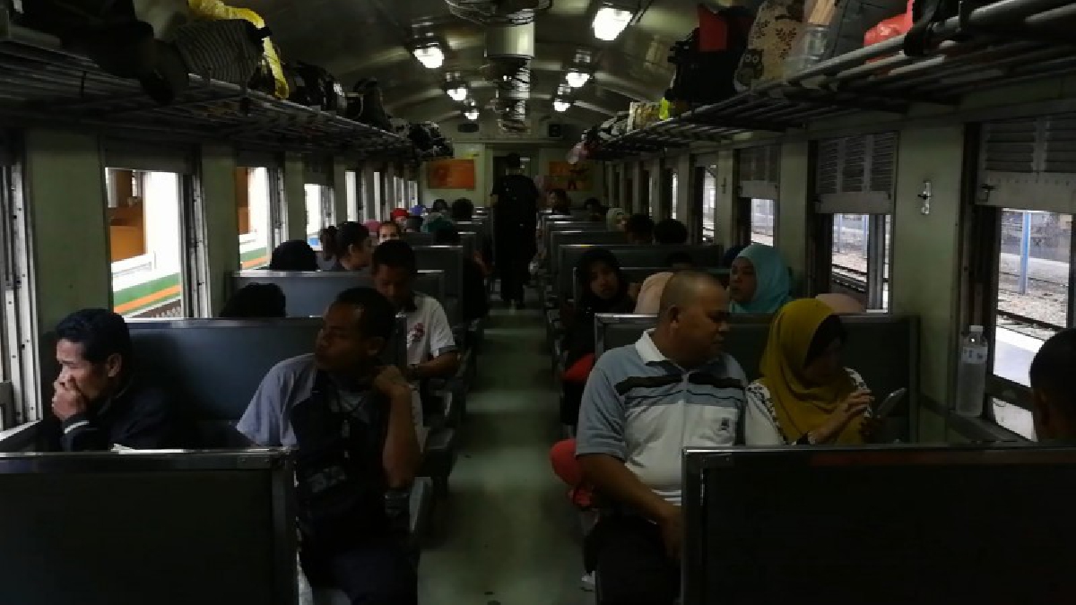 รถไฟคึกคักประชาชนรอเดินทางตั้งแต่เช้ามืด (ชมคลิป)