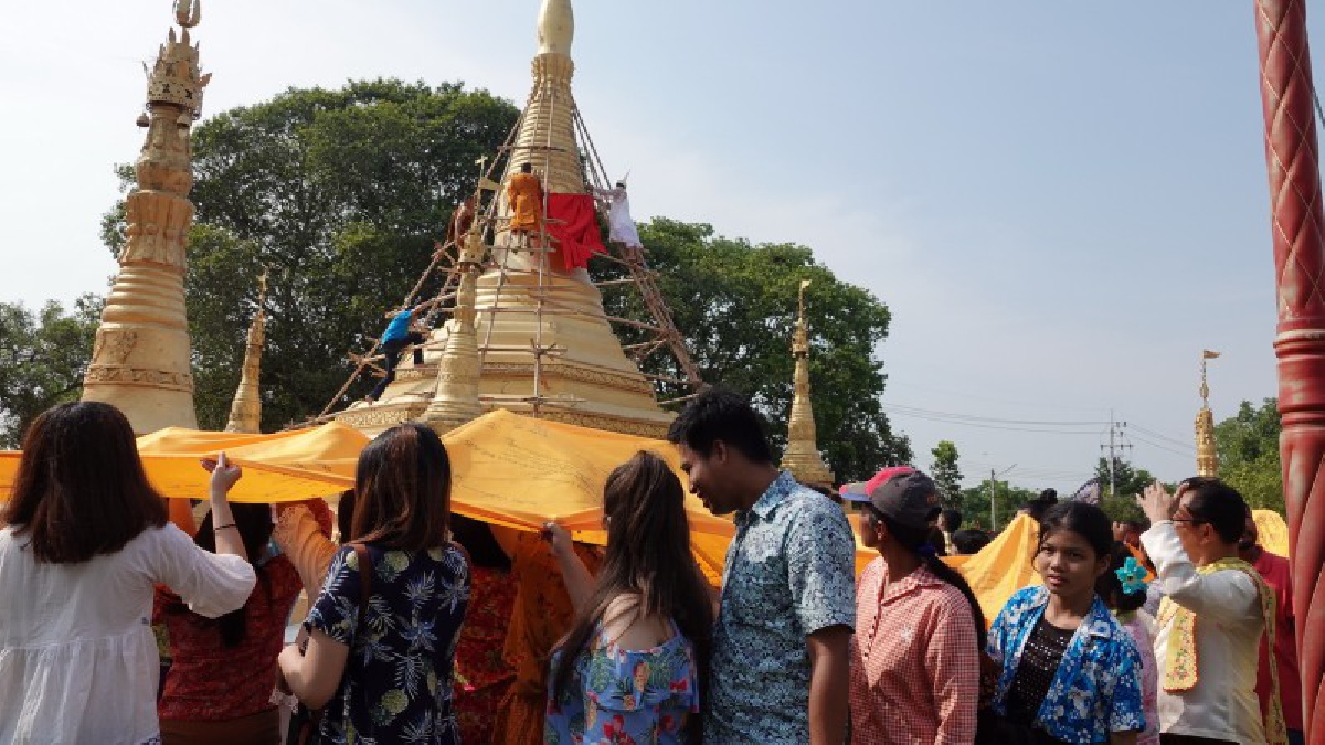 ปทุมธานี ชาวมอญสามโคกร่วมแห่หางหงส์ห่มเจดีย์ส่งท้ายสงกรานต์