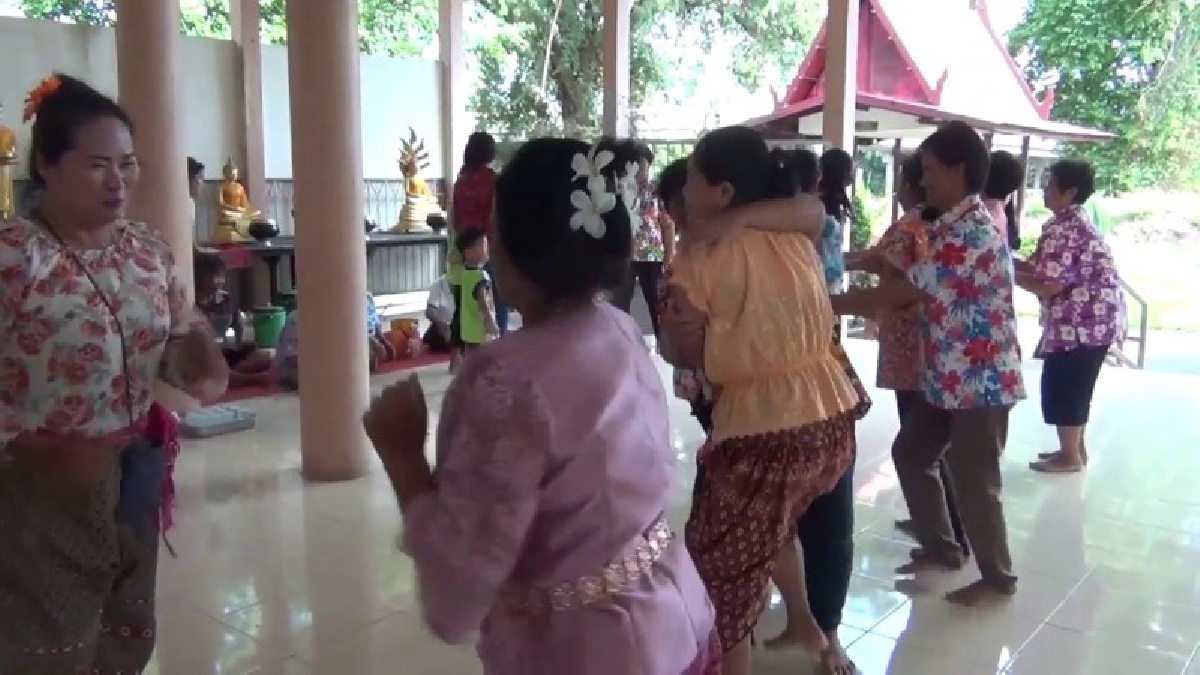 อ่างทอง ฮือฮาชกมวยหญิงแก้บนหลวงพ่อทองแน่นวิหารกว่าพันคู่
