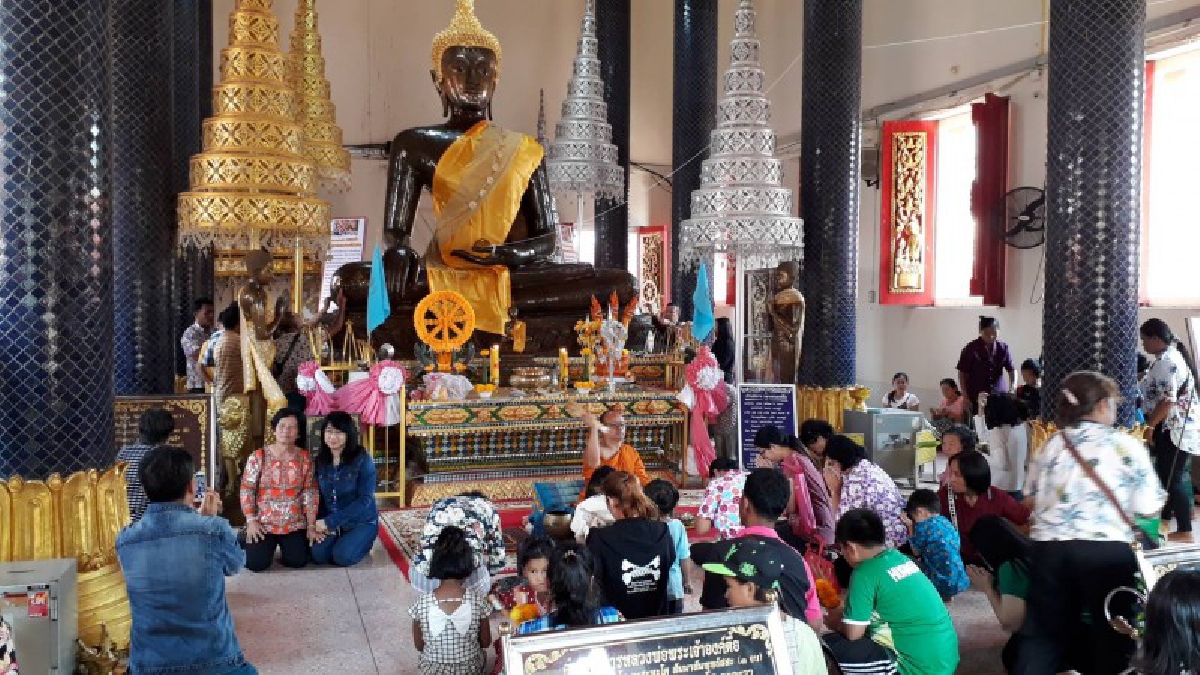 ไหว้หลวงพ่อพระเจ้าองค์ตื้อ ขอพรก่อนเดินทางกลับ...ชาวไทย-ลาว สรงน้ำขอพรหลวงพ่อพระเจ้าองค์ตื้อ (หลวงพ่อวัดน้ำโมง) ก่อนเดินทางกลับ