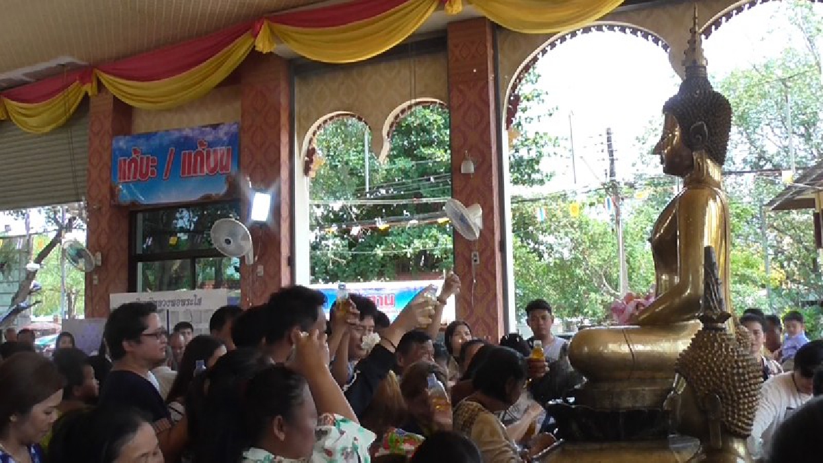 ด้วยแรงศรัทธา!!!ชาวหนองคาย นักท่องเที่ยวและชาวลาว แห่สรงน้ำขอพรหลวงพ่อพระใส พระคู่บ้านคู่เมืองหนองคาย ก่อนเดินทางกลับ