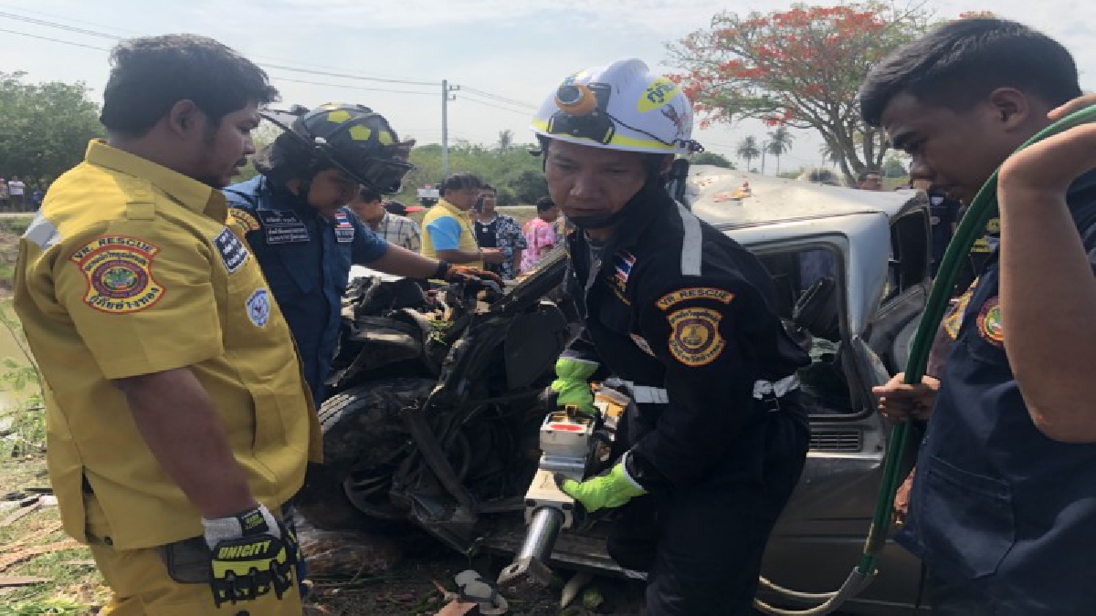 เซ่นส่งท้ายสงกรานต์ ! กำนันหญิงคนดัง ขับกระบะอัดต้นไม้ ป้าดับ ตัวเองและแม่เจ็บ (คลิป)