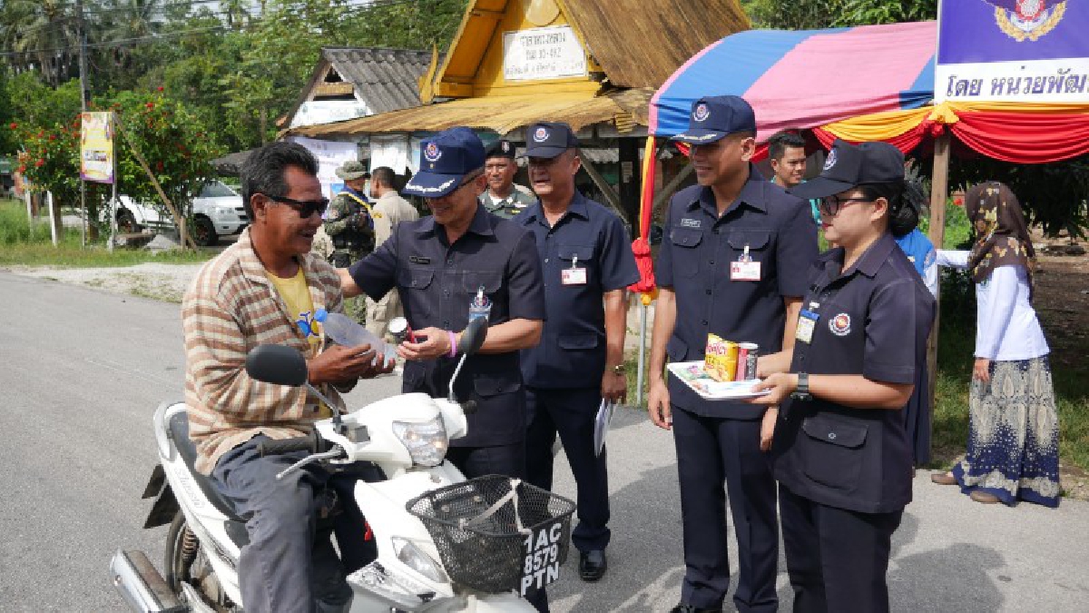 รองผู้อำนวยการสำนักงานพัฒนาภาค 4 หน่วยบัญชาการทหารพัฒนา กองบัญชาการกองทัพไทย เยี่ยมจุดบริการประชาชน 7 วันอันตรายในพื้นที่อำเภอสุไหงปาดีน