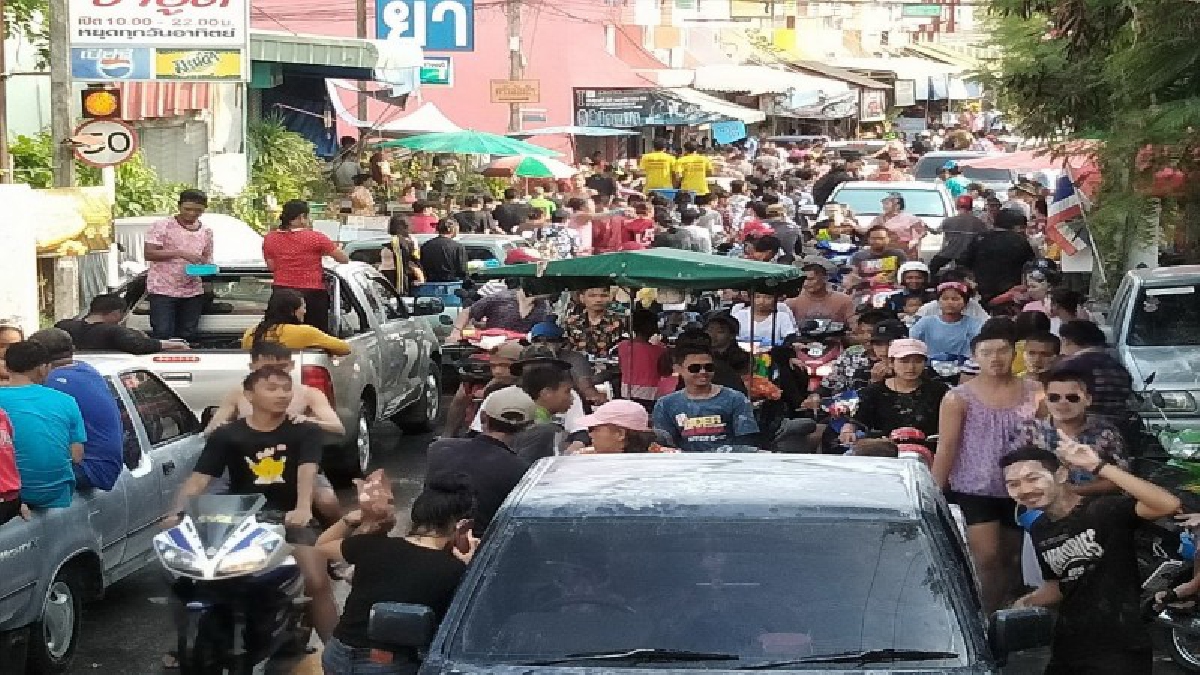 วันไหลสัตหีบ !! คึกคักวัยรุ่นนับพันร่วมเล่นน้ำตำรวจตั้งด่านปลอดแอลกอฮอล์