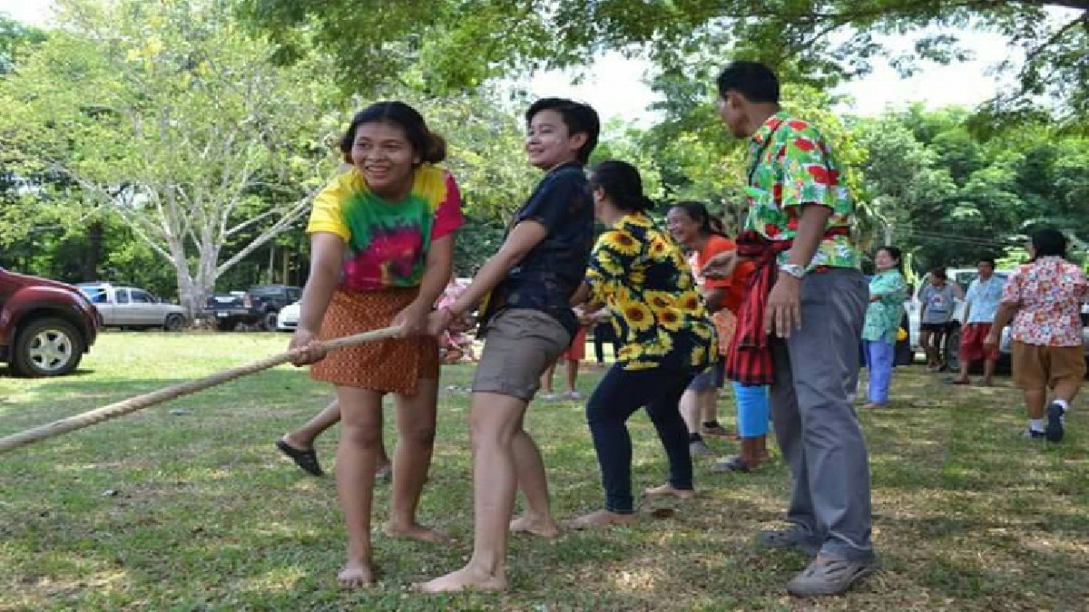 ตราด !! ชาวช้างทูนฉลองสงกรานต์ แข่งกีฬาพื้นบ้านเด็ดๆ(คลิป)
