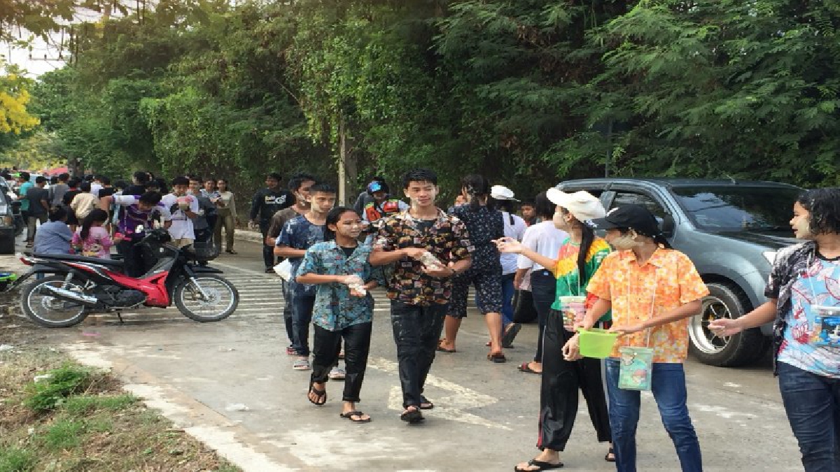 ประชาชนเล่นน้ำสาดน้ำปะแป้งถนนอาทิวราห์ ส่งท้ายสงกรานต์คึกคัก ท่ามกลางการดูแลความปลอดภัย ของตำรวจ อส. หวั่นเกิดเหตุทะเลาะวิวาท (ชมคลิป)