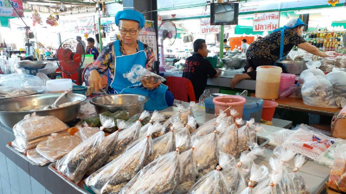 นครพนม ! ของฝากตลาดปลาส้ม สับปะรด คึกคักขายดีหลังสงกรานต์ยอดพรุ่งเท่าตัว (มีคลิป)