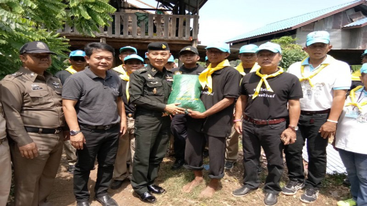 กองทัพภาคที่ 2 จัดหน่วยทหาร มทบ.21โคราช ลงพื้นที่ซ่อมบ้านเรือนให้กับประชาชน หลังถูกพายุฤดูร้อนพัดบ้านพังเสียหายในอำเภอพิมาย (มีคลิป)