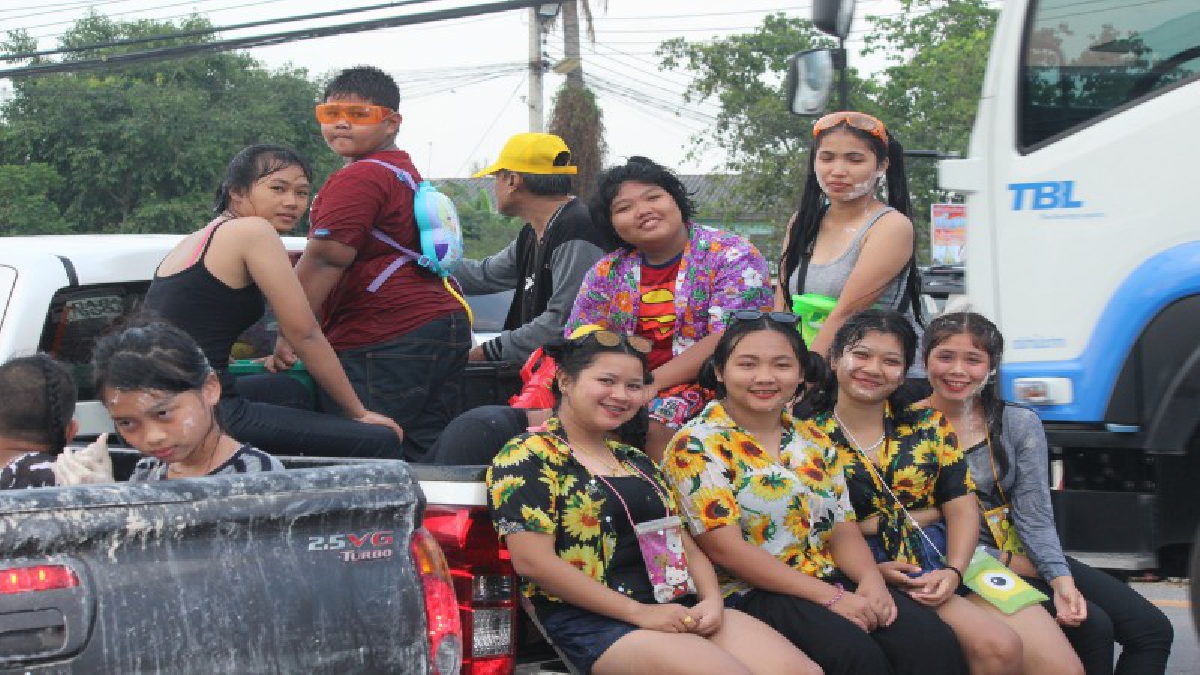 ปทุมธานี สีสันควันหลงปชช.เส่นน้ำสงกรานต์วันไหลอำเภอสามโคก