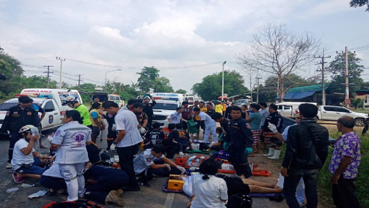 ส่งท้ายสงกรานต์ ! กระบะกลับจากทำบุญชนประสานงานกับรถเก๋ง ดับ 1 เจ็บอีกเพียบ   (มีคลิป)