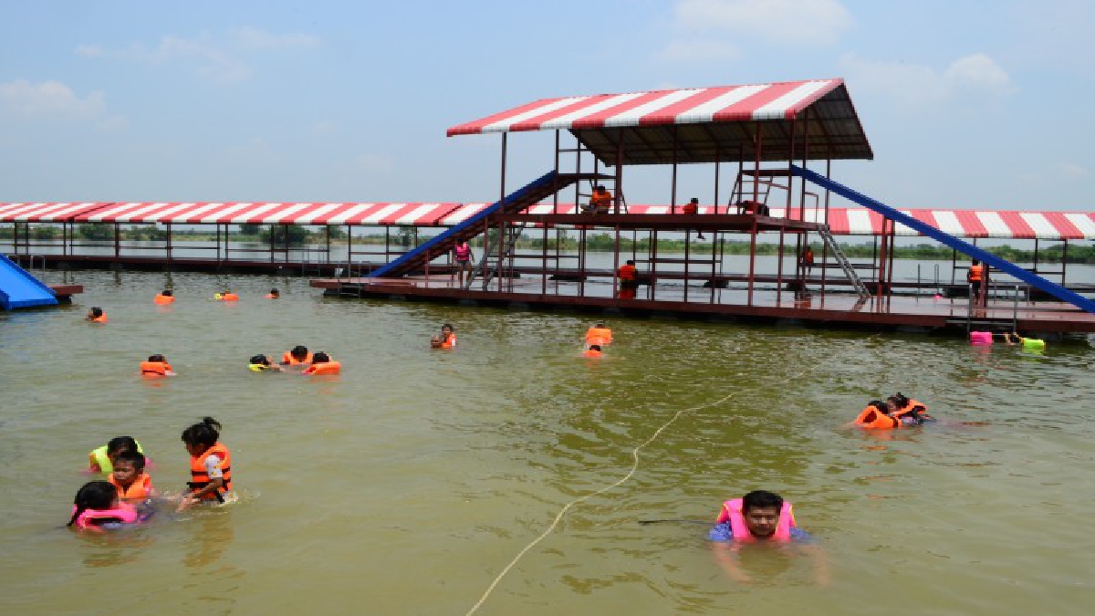 ชาวไทย-ชาวมอญ-พม่า แห่เที่ยวทะเลนำ้จืดสวนนำ้บ้านหนองกระทุ่ม กว่า 100 ไร่