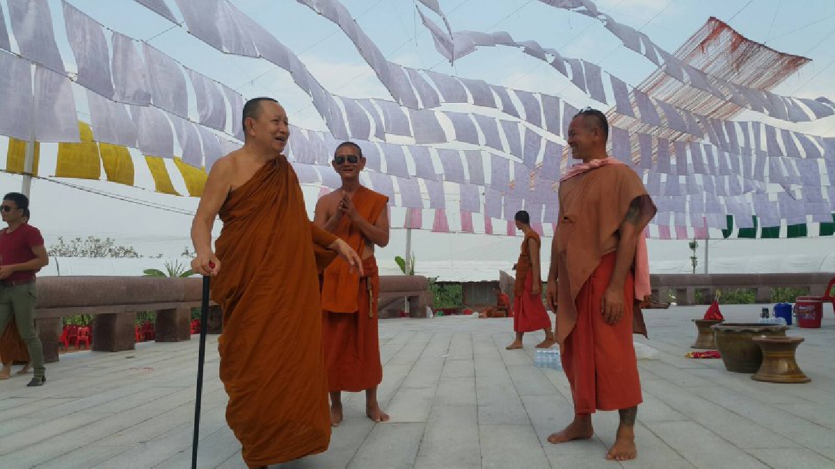 วัดดังกาฬสินธุ์จัดงานบุญใหญ่ส่งท้ายสงกรานต์ (ชมคลิป)
