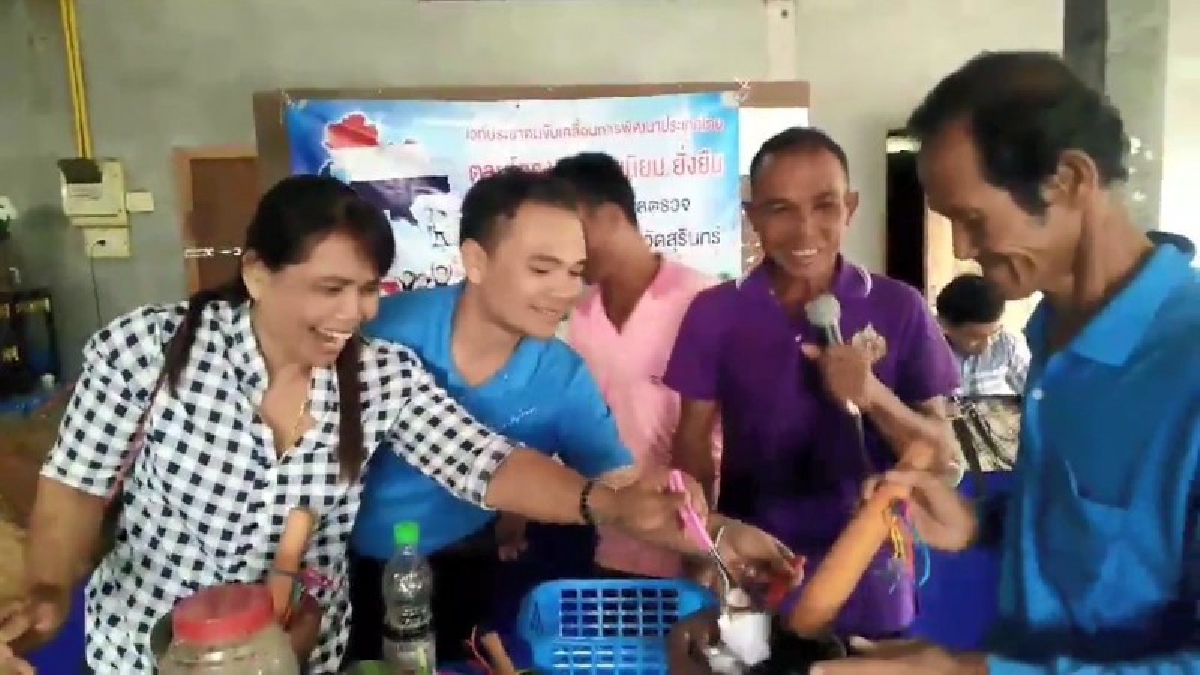 สีสัน..ไอเดียสุดเก๋!!  มันส์หยุดโลก เมืองช้าง จัดแข่งตำส้มตำลีลา ลาบหมูสุดฮา งัดสารพัดสูตรเด็ด แฝงหลักปรัชญาเศรษฐกิจพอเพียง  (ชมคลิป)