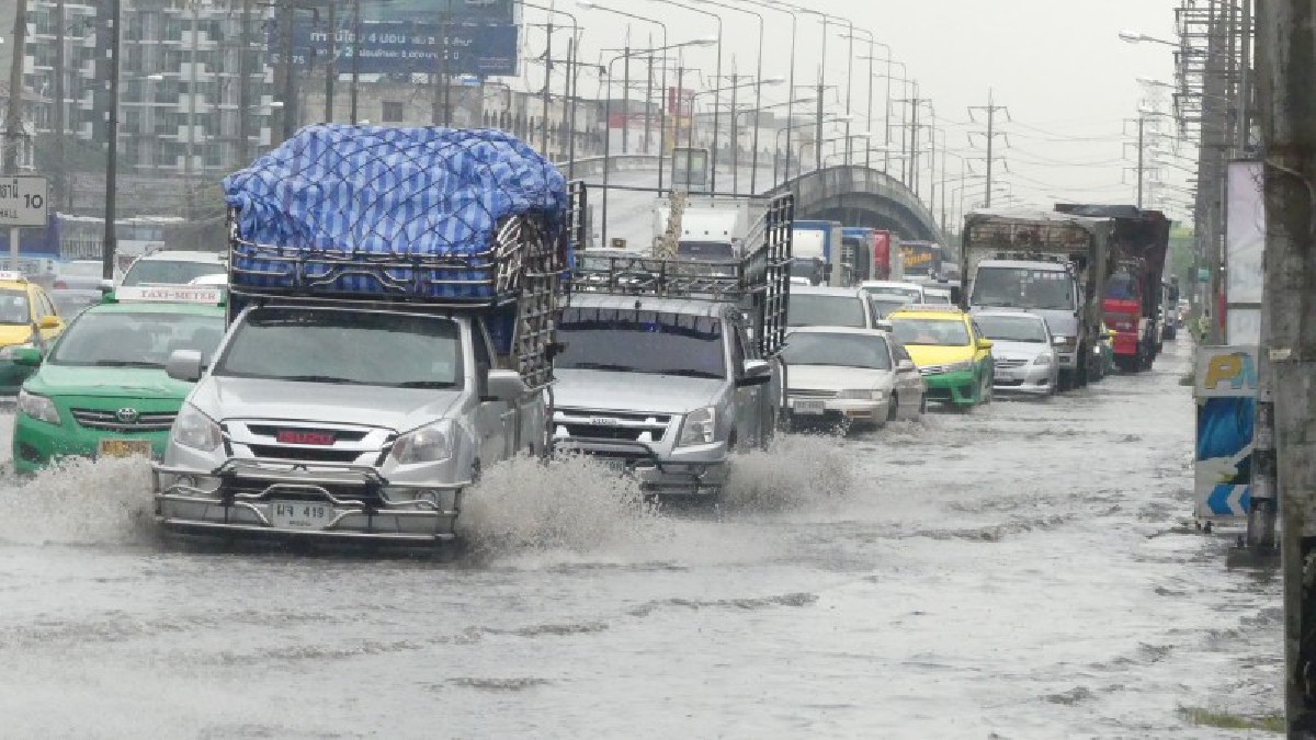 สุกลำบาก ! ฝนตกถล่มตกหนักและนาน ทำน้ำท่วมขังรอการระบายหลายพื้นที่..!?