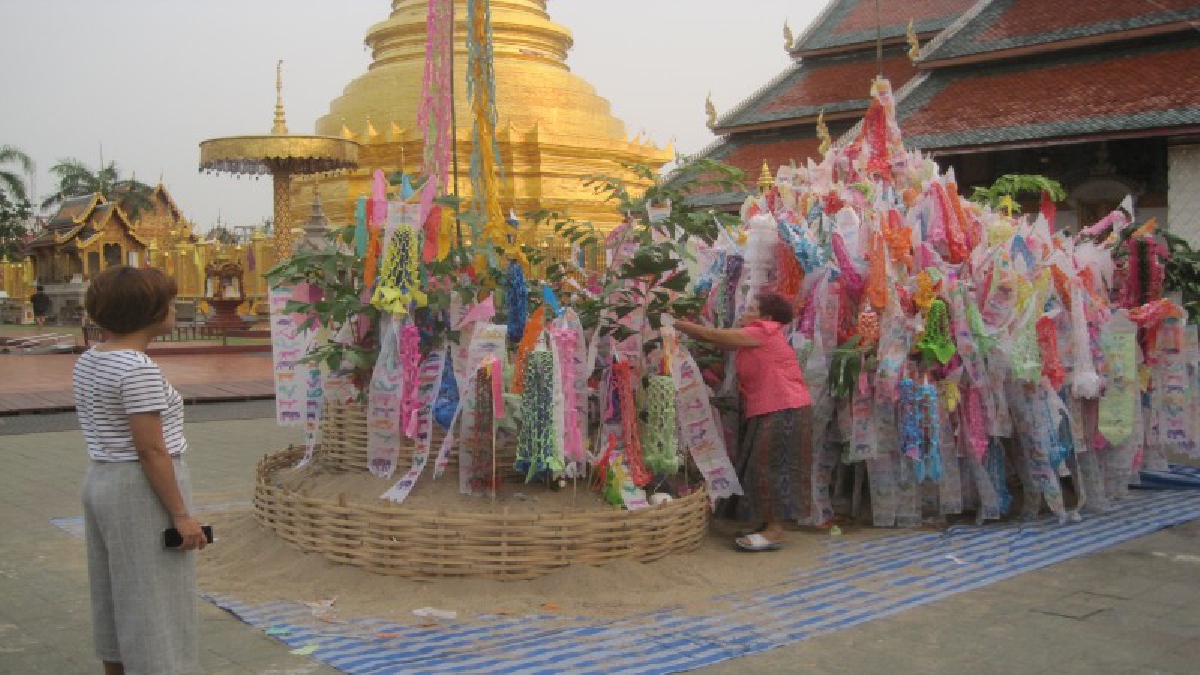ประชาชนเข้าวัดทำบุญวันพญาวันหรือวันเถลิงศก อุทิศสวนกุศลให้ผู้ล่วงลับเป็นสิริมงคลวันปีใหม่
