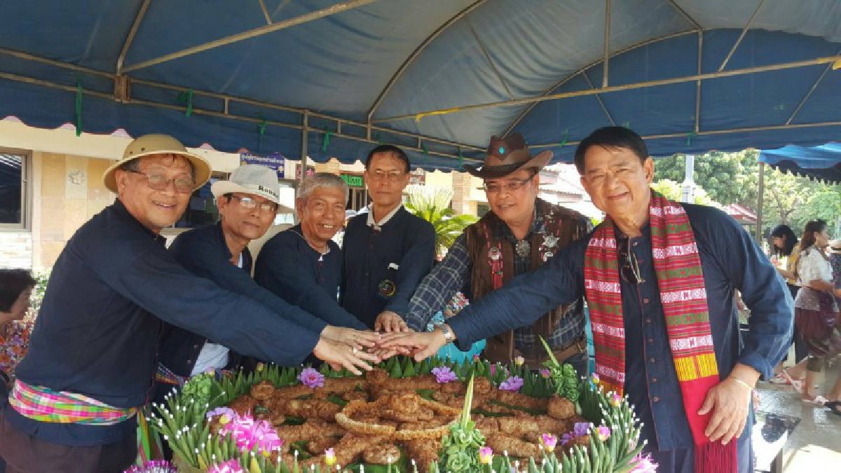 ชาวสุพรรณบุรีกว่า 1 พันคน ร่วมแห่ขนมกงยักษ์ สืบสานสงกรานต์ “บ้านป่าสะแก วังศรีราช”