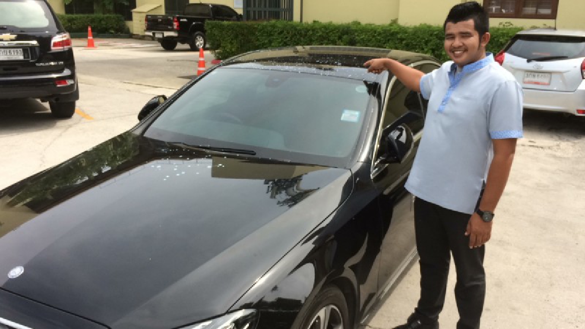 เล่นพิเรนทร์ ! หนุ่มพนง.ขับรถลีมูซีน เอาท์ซอสโรงแรมป่าตอง ร้องช่วยแชร์ หลังเบนซ์หรู ถูกสาดด้วยสีทาบ้านเละทั้งคันในวันสงกรานต์