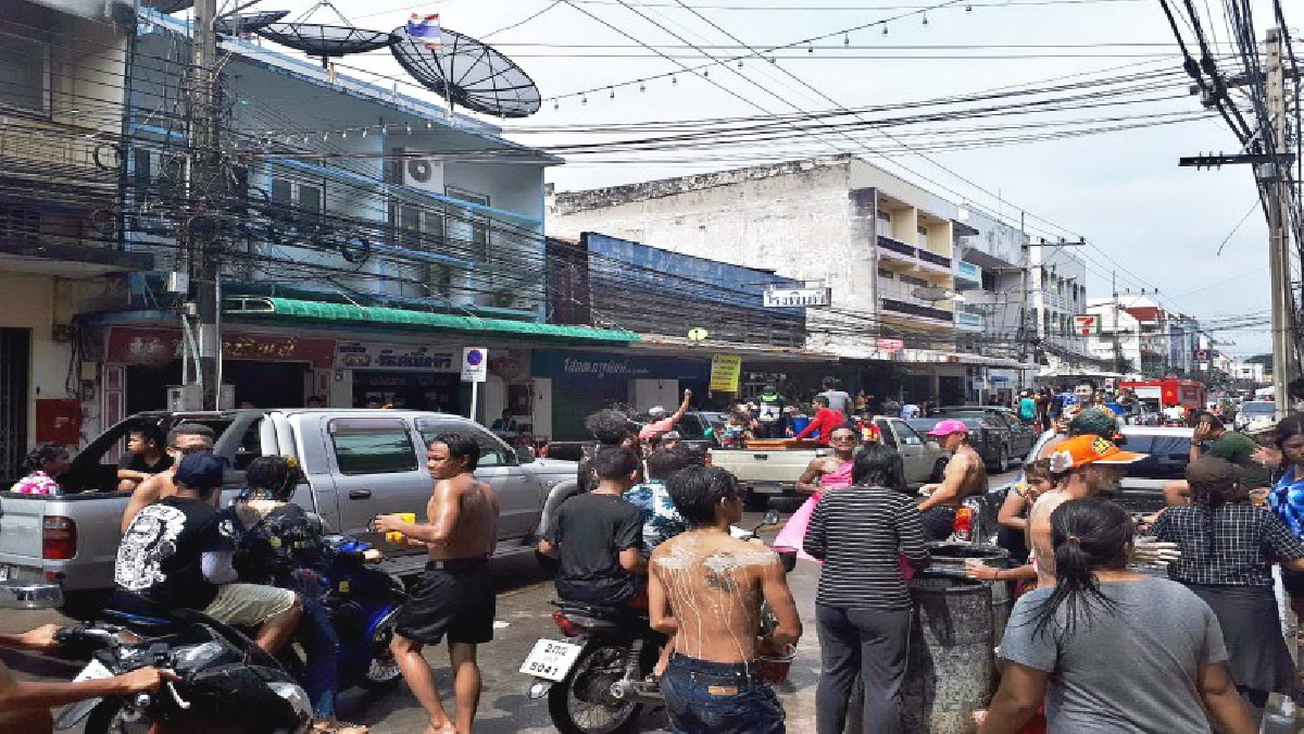 วันไหล!! ตลาดสัตหีบวัยรุ่นแห่เล่นน้ำ