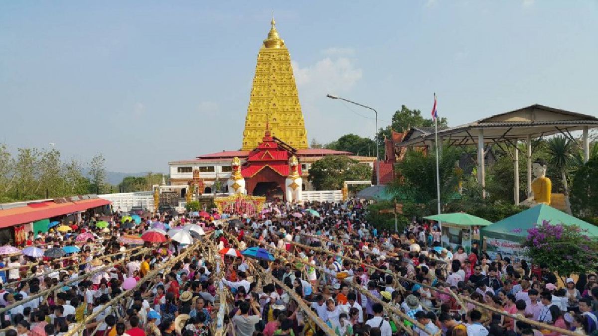 สุดอลังการ ! งานสงกรานต์สังขละบุรี “สะพานมนุษย์” ประเพณีชาวมอญชาวบ้าน นักท่องเที่ยวนับหมื่นร่วมสาดน้ำ