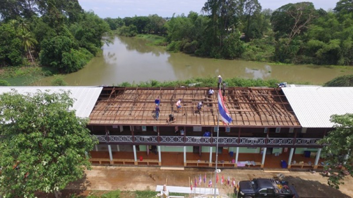 พลังสามัคคี ! ชาวบ้าน-ผู้ปกครอง-นักเรียน ..ลงแรงช่วยซ่อมแซมหลังคาโรงเรียนวัดบางกระทุ่ม หลังถูกพายุถล่มพังเสียหาย (คลิป)