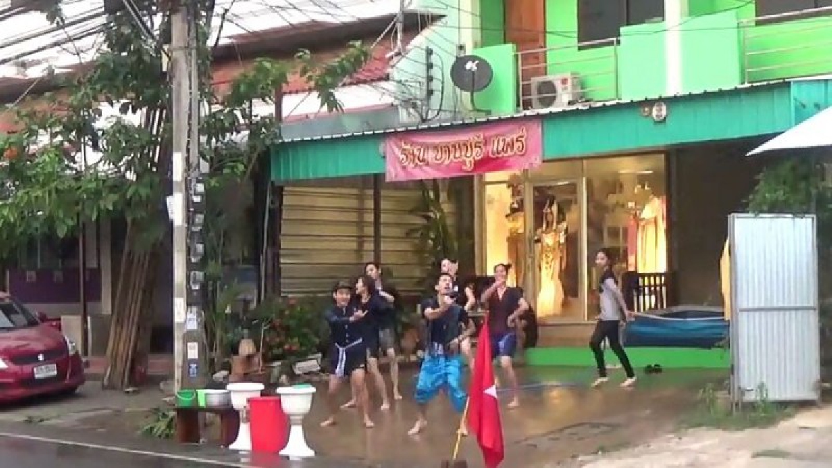 แชร์สนั่น !! เด็กเมืองแพร่ รวมตัวใส่ผ้าหม้อห้อม เต้นแดนซ์กระจาย ในช่วงวันสงกรานต์เมืองแป้ 2561 (คลิป)