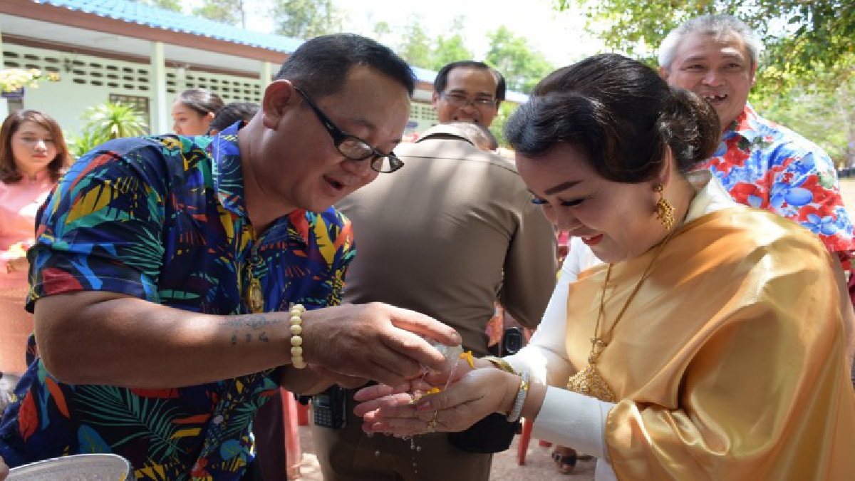 ผู้สูงอายุปลื้ม นายกจัดเต็มแต่งชุดไทยรดน้ำดำหัว อบต.กำแพง สตูล
