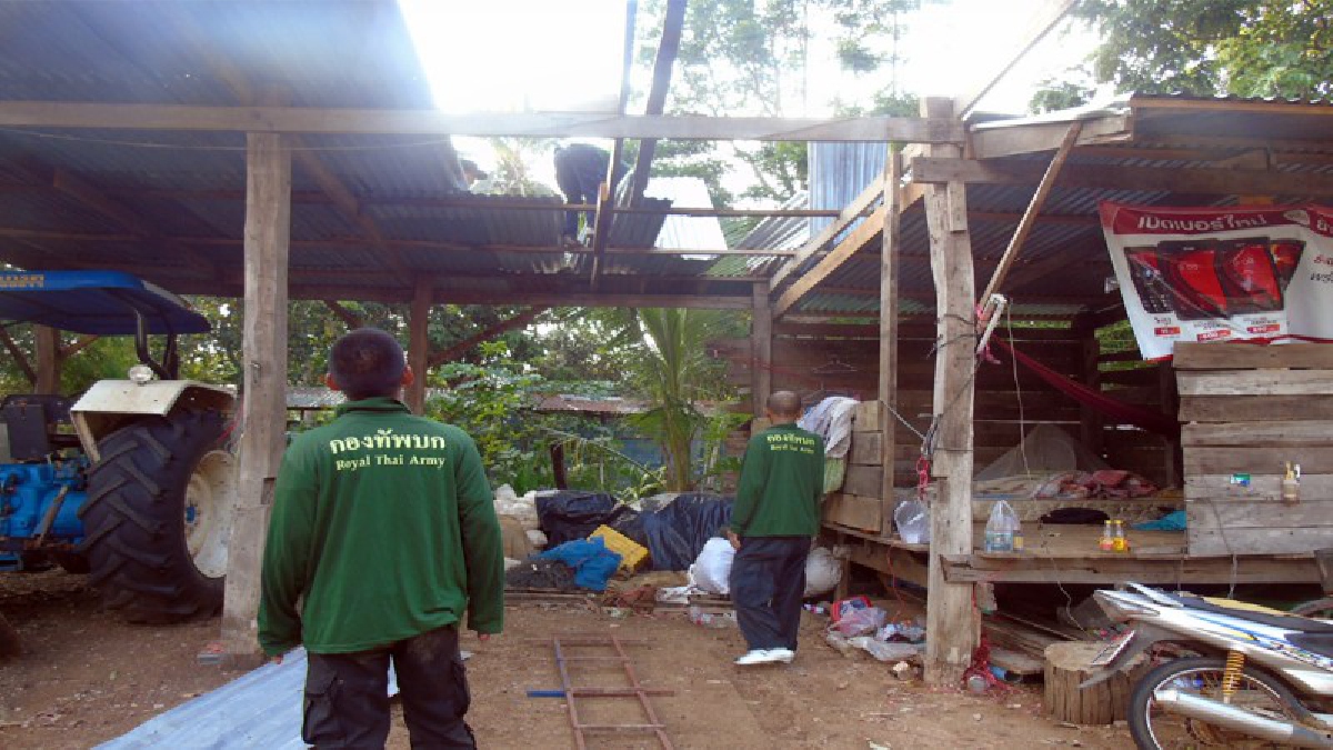 กกล.บูรพา ส่งทหารช่วยซ่อมบ้านพังจากพายุฤดูร้อน และมอบสิ่งของช่วยชาวบ้านพื้นที่ อ.วัฒนานคร
