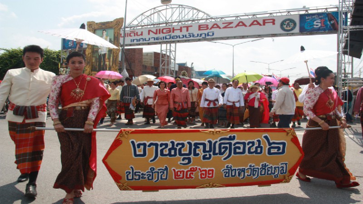 ชัยภูมิสุดคึกคัก !! คนนับหมื่นแห่ร่วมพิธีขบวนบายศรียาวที่สุดในโลก ถวายรำลึก 200 ปี ผู้กล้าพญาแลต่อเนื่อง  (ชมคลิป)