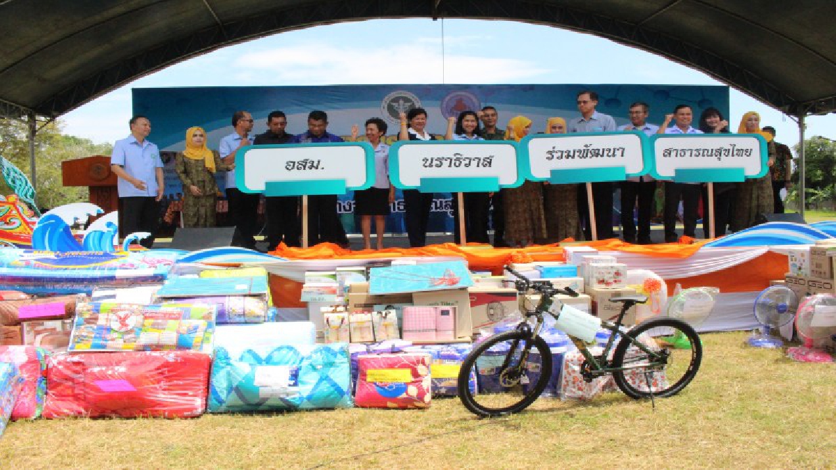 อธิบดีกรมสนับสนุนบริการสุขภาพเปิดงานอสม.สร้างสุขภาพ  รู้ตน  ลดเสียง  ลดโรค ปรับพฤติกรรม (งานวัน อสม.จังหวัดนราธิวาส) ขณะที่อสม.จาก อ.รือเสาะ