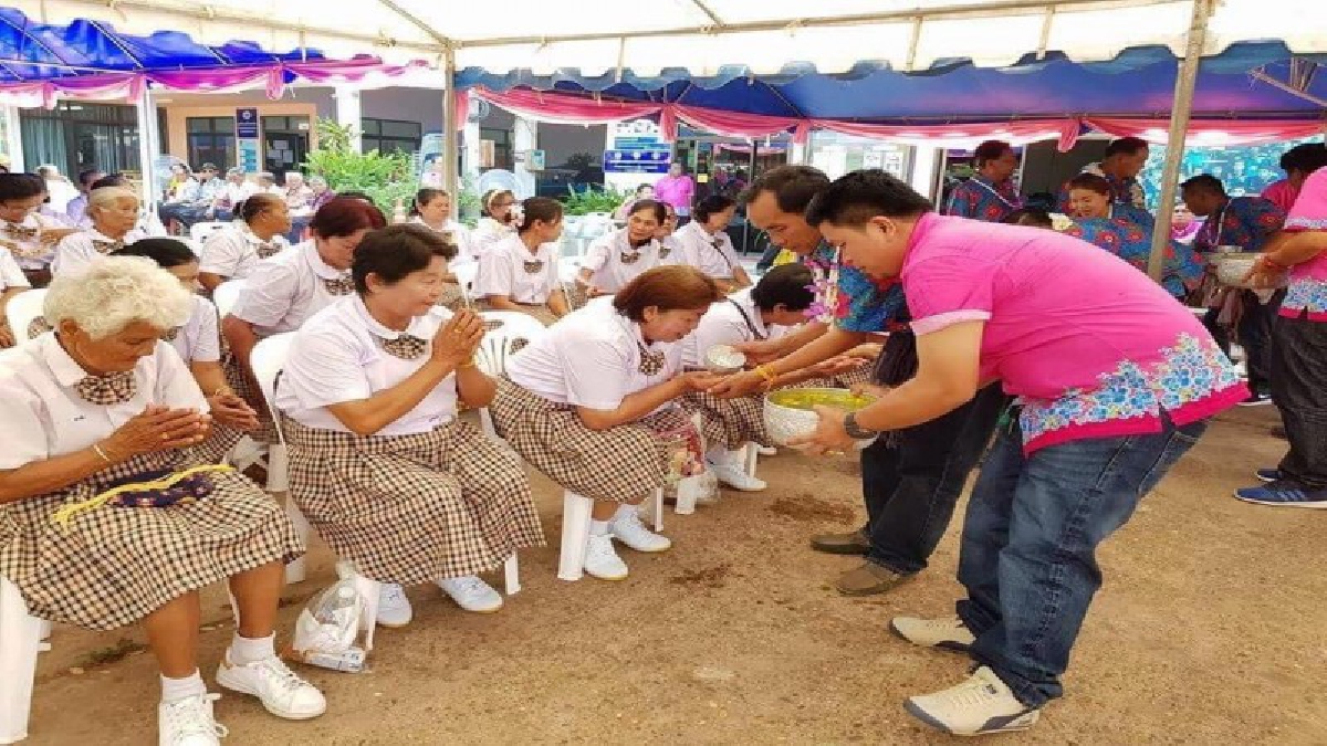 เปิดเทอมแล้ว!!!! อบต.หนองกอมเกาะ เปิดโรงเรียนผู้สูงอายุประจำตำบลหนองกอมเกาะ สร้างความสุขแก่ผู้สูงวัย