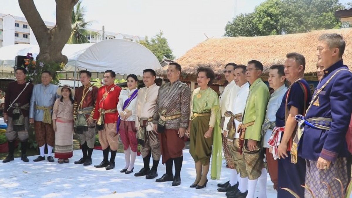 ชาวสุโขทัยร่วมกันแต่งชุดผ้าไทยย้อนยุครดน้ำดำหัวขอพรผู้ว่าราชการจังหวัด