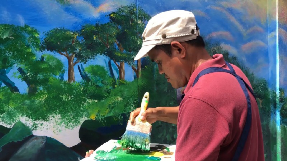 คุณครูสอนศิลปะในจ.สงขลา อาสาวาดภาพให้กับโรงเรียนต่างๆในจังหวัด เพื่อสร้างสีสันและความสวยงามให้กับโรงเรียน (มีคลิป)